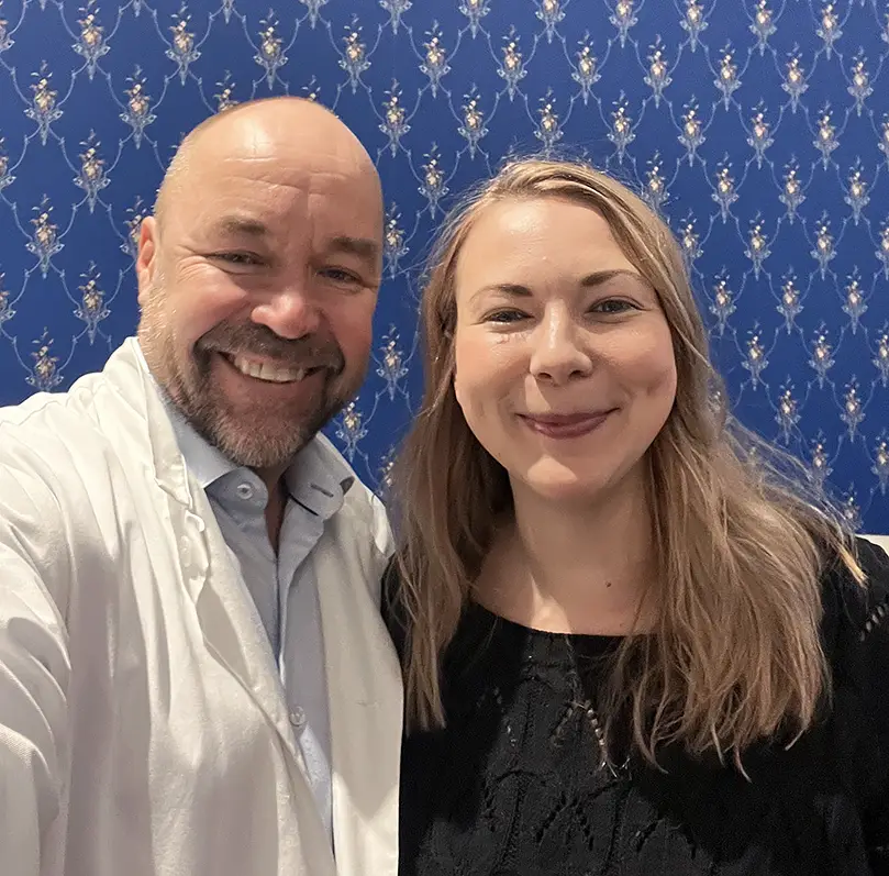 Matleena Myllyrinne ja kirurgi Jarno Ylitalo klinikalla